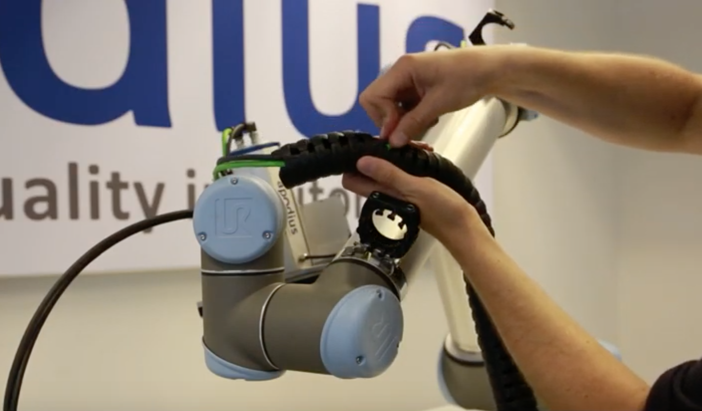 IGUS triflex® R clips installation on UR robot